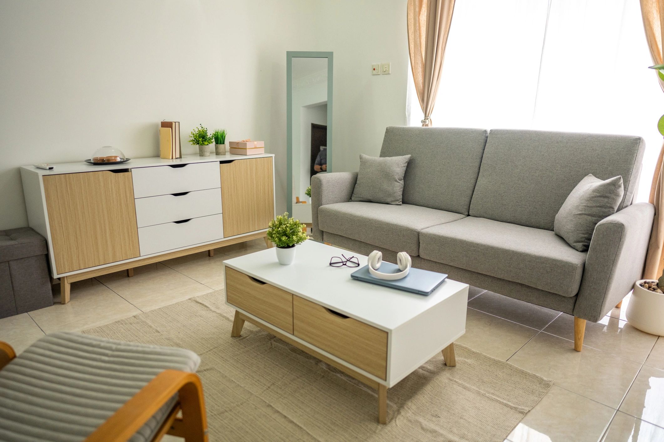 Bright, simple-style living room